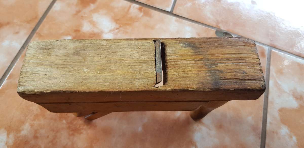 ANTIQUE WOODEN PLANE