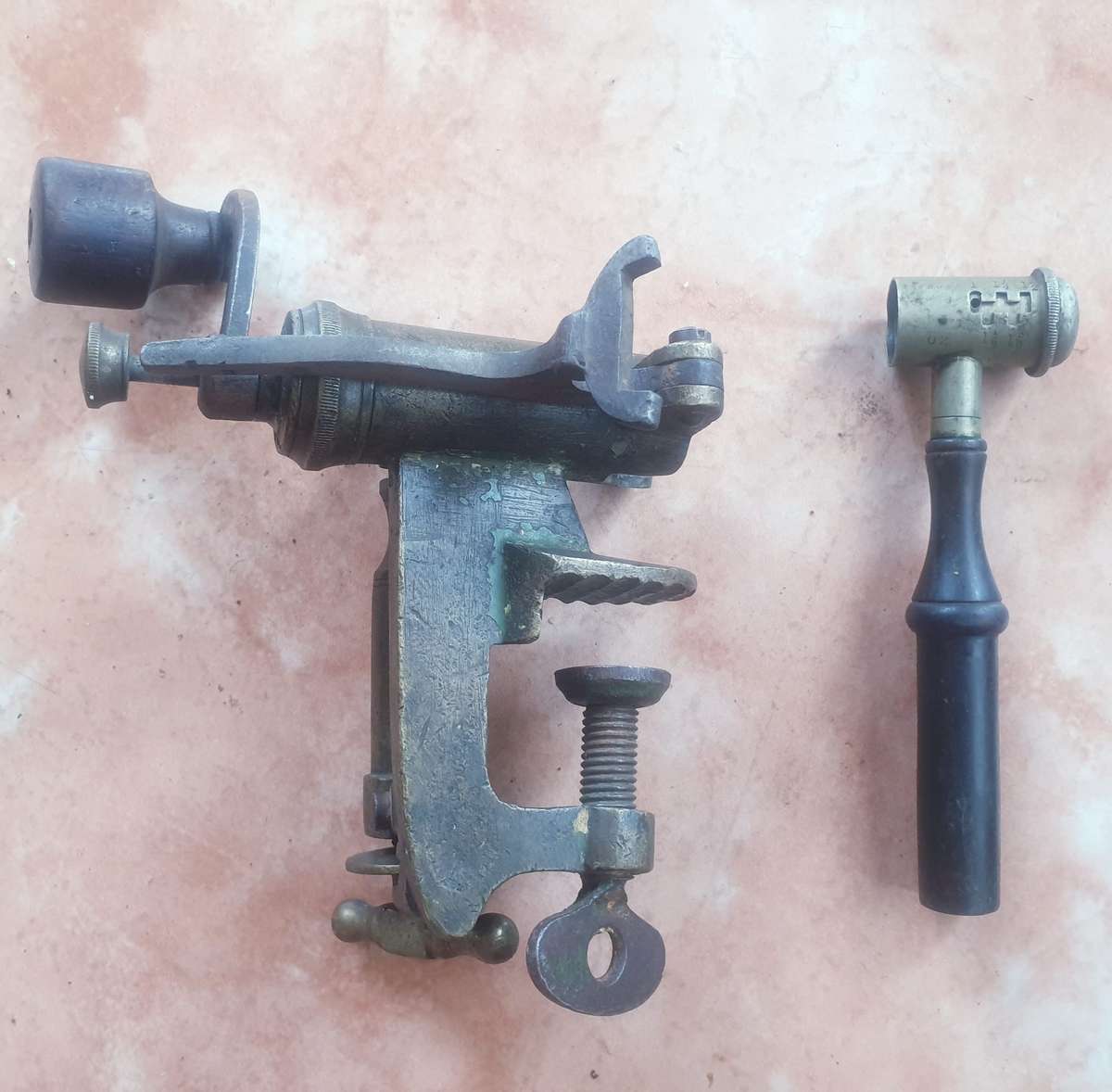 ANTIQUE BRASS 12 BORE SHOTSHELL RELOADER AND MEASURE