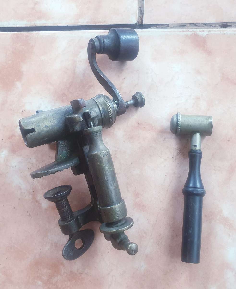 ANTIQUE BRASS 12 BORE SHOTSHELL RELOADER AND MEASURE