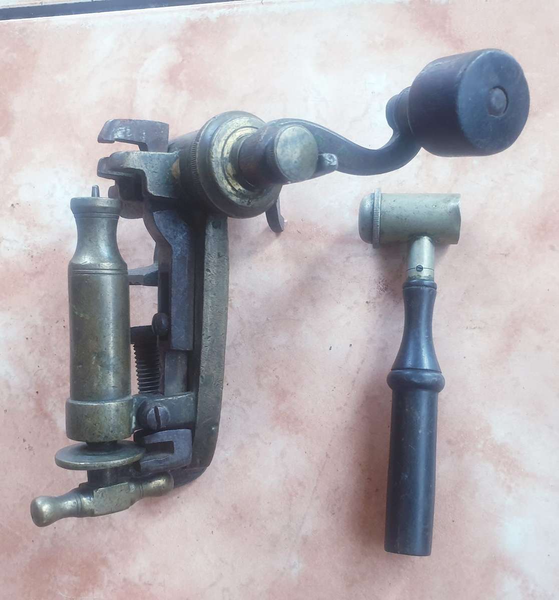 ANTIQUE BRASS 12 BORE SHOTSHELL RELOADER AND MEASURE