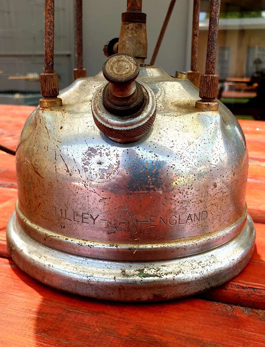 VINTAGE SAR/SAS TILLEY 7570A KEROSENE LANTERN