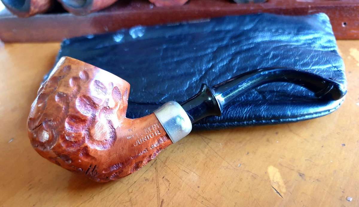EXCELLENT SMALL COLLECTION OF PIPES PLUS POUCH AND TOOL