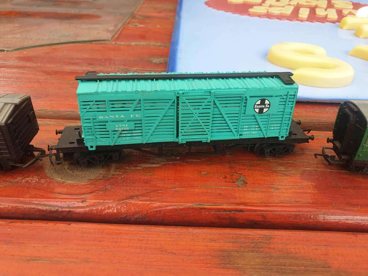 VINTAGE HO TRIANG LOCO PLUS COACHES AND WAGONS SET 6 PIECES