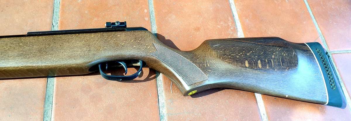 GAMO HUNTER 440 AIR RIFLE AS NEW 4.5 MM INCLUDING RIFLE BAG.