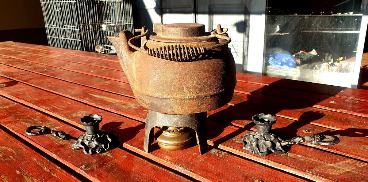 LARGE OLD +- HALF GALLON CAST IRON KETTLE SET 1/2 GAL.