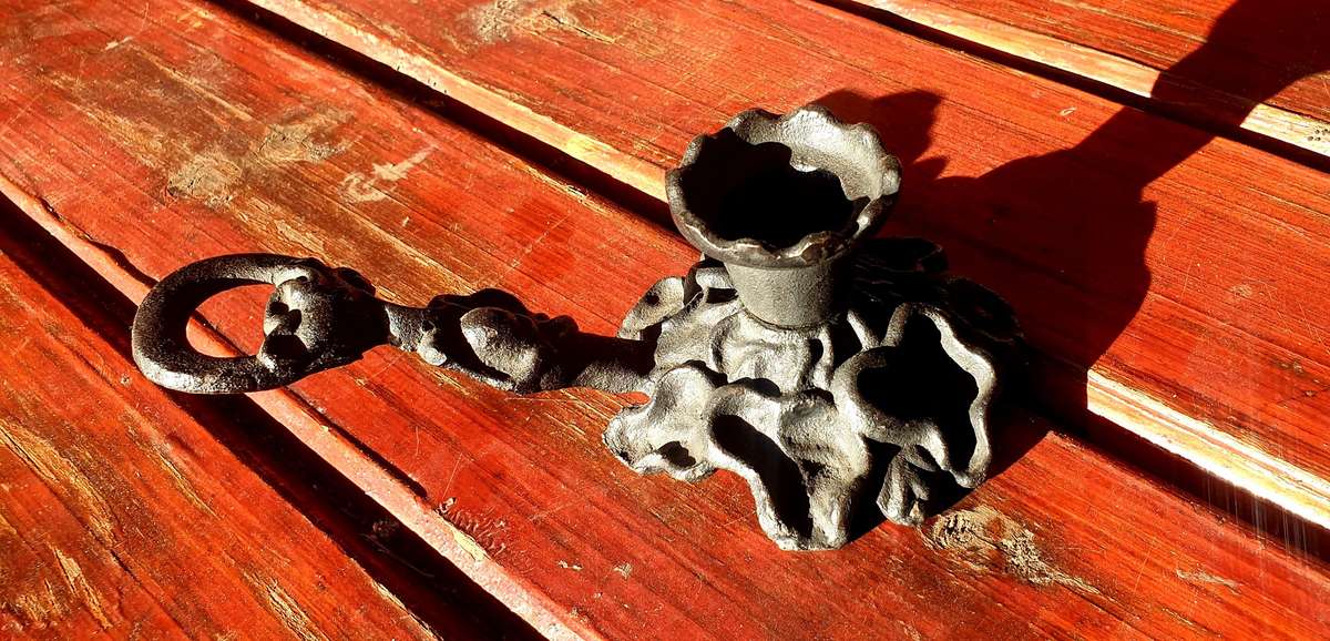 LARGE OLD +- HALF GALLON CAST IRON KETTLE SET 1/2 GAL.