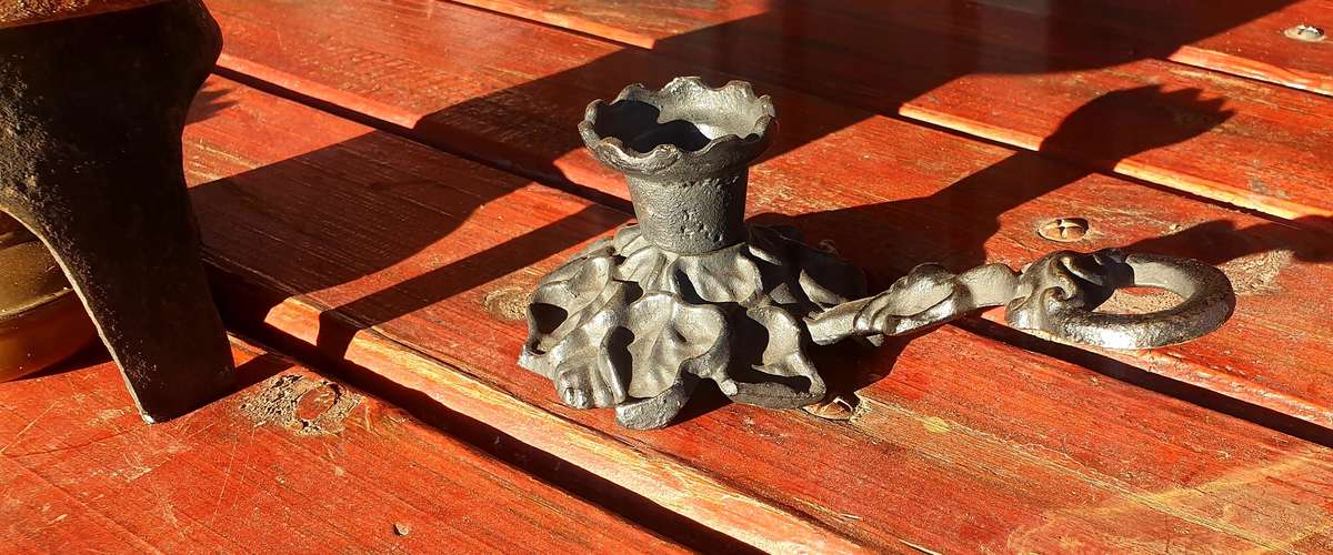 LARGE OLD +- HALF GALLON CAST IRON KETTLE SET 1/2 GAL.