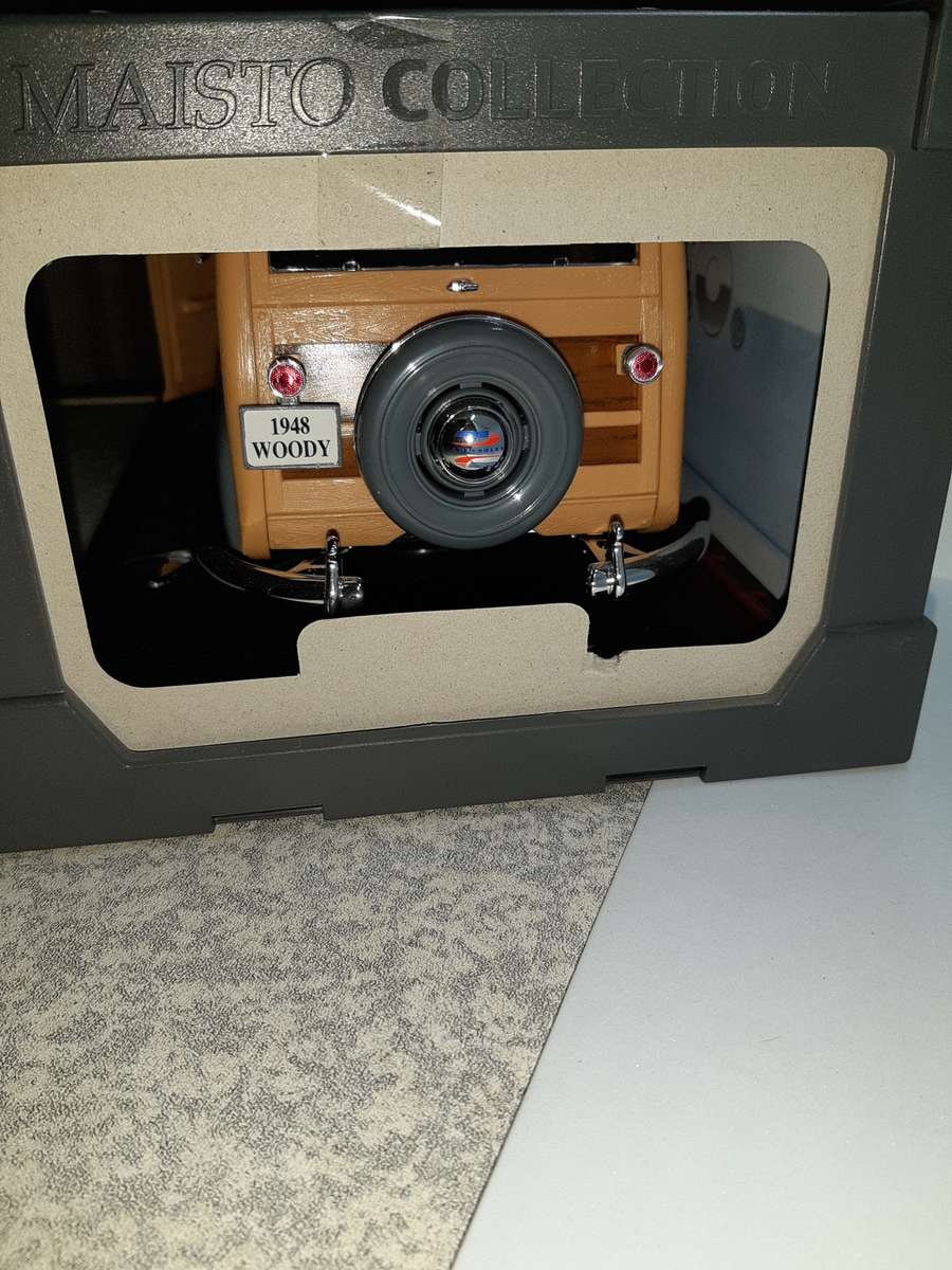 MAISTO 1948 CHEVROLET FLEETMASTER (WOODY) 1/18 Scale