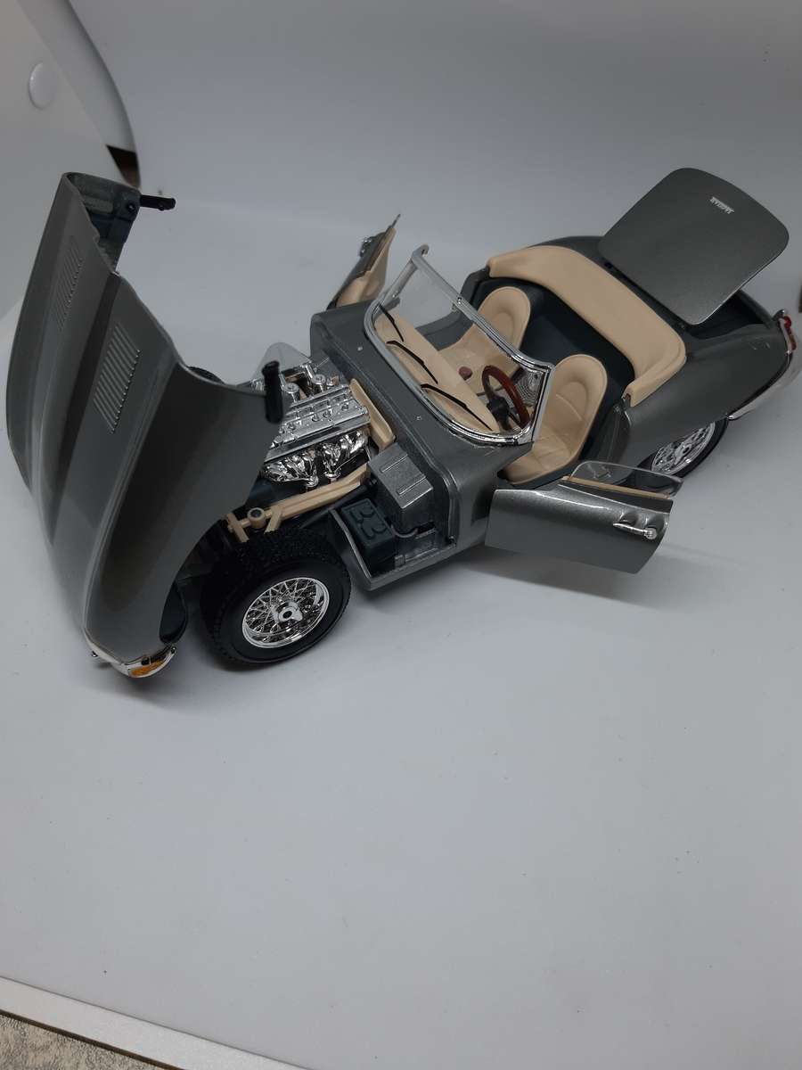 BURAGO 1961 JAGUAR "E" CABRIOLET 1/18 SCALE