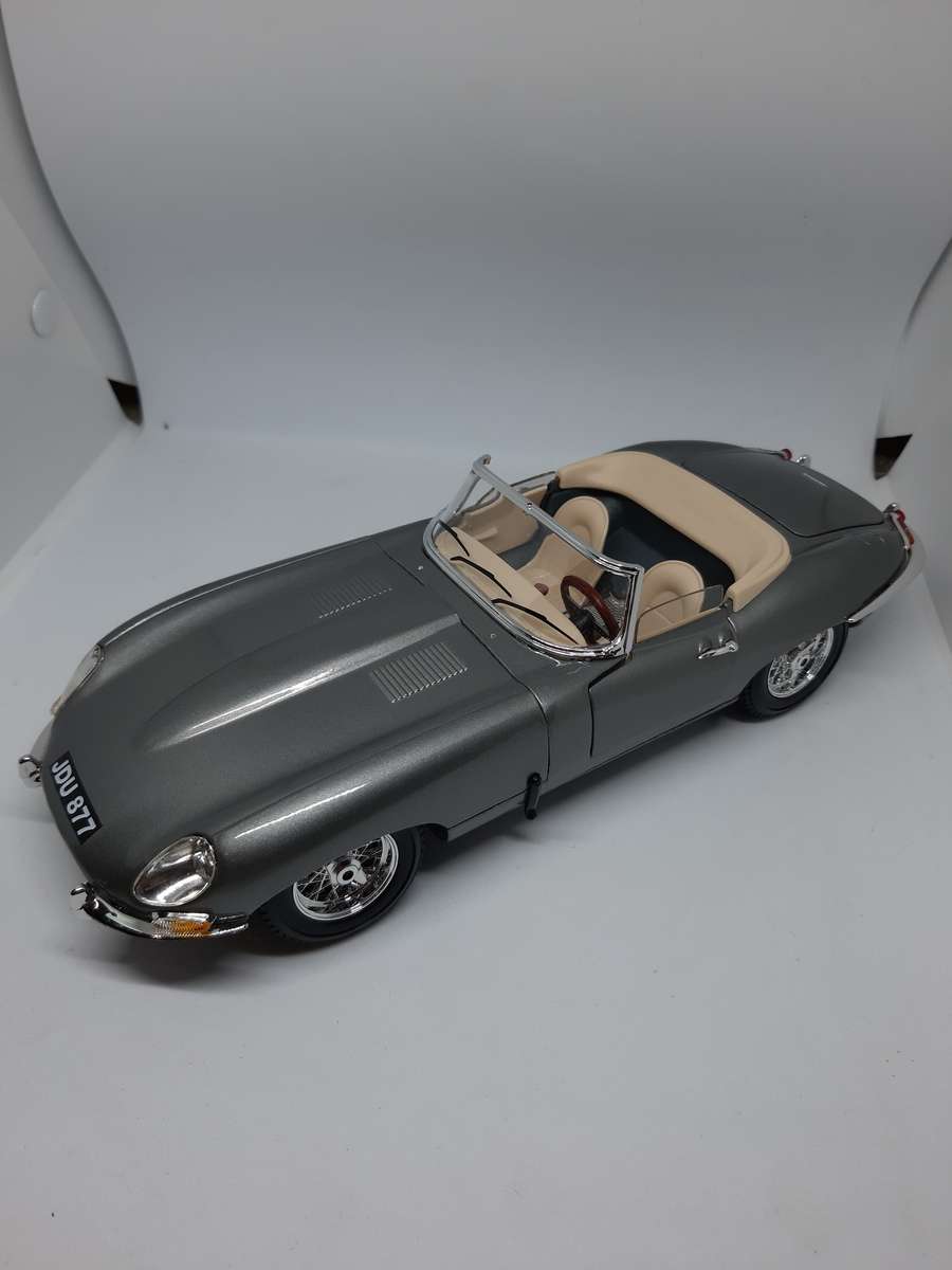 BURAGO 1961 JAGUAR "E" CABRIOLET 1/18 SCALE