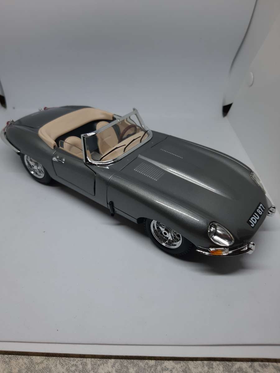 BURAGO 1961 JAGUAR "E" CABRIOLET 1/18 SCALE