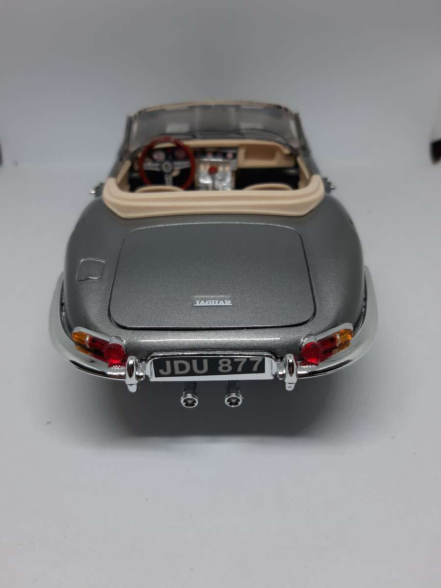 BURAGO 1961 JAGUAR "E" CABRIOLET 1/18 SCALE