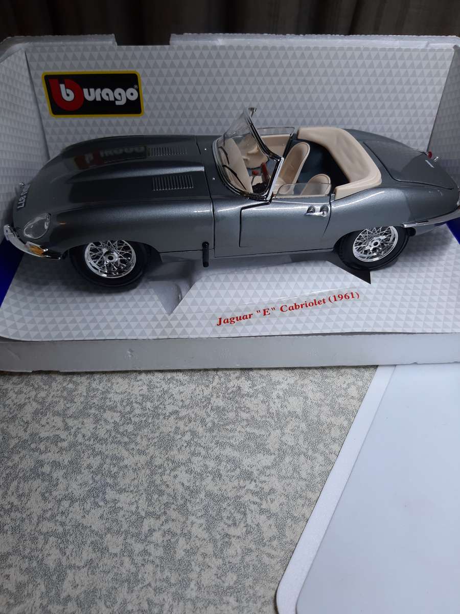 BURAGO 1961 JAGUAR "E" CABRIOLET 1/18 SCALE