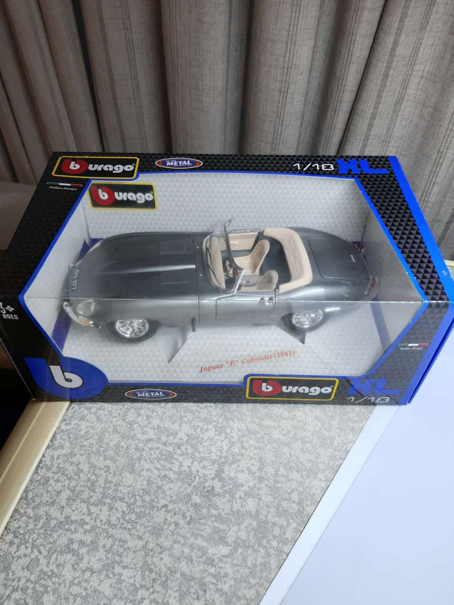 BURAGO 1961 JAGUAR "E" CABRIOLET 1/18 SCALE