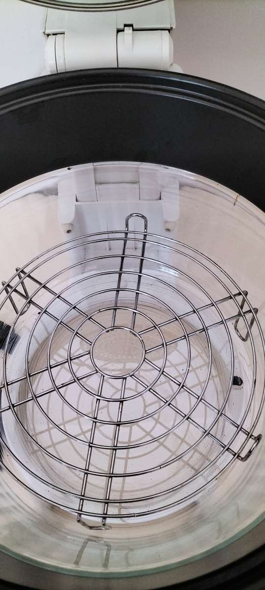 Xtra Large Magic Kitchen Expandable Air Fryer. Good working condition.