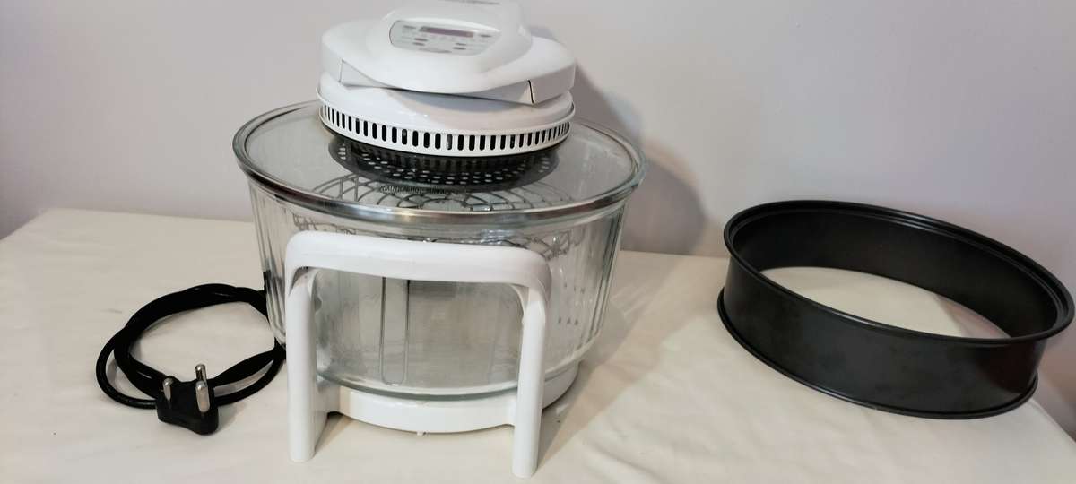 Xtra Large Magic Kitchen Expandable Air Fryer. Good working condition.