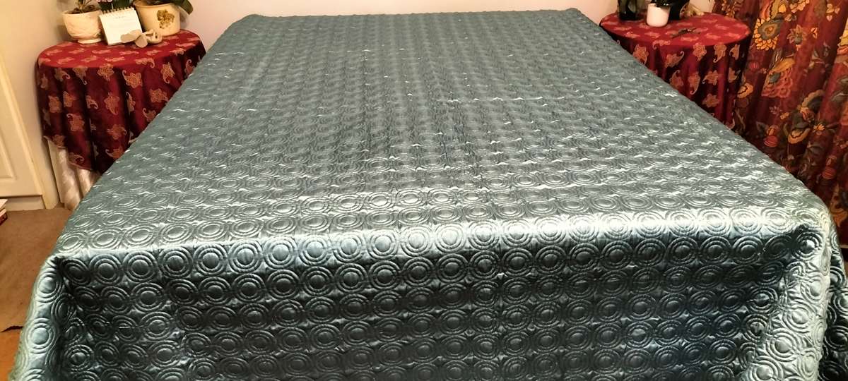 Magnificent Superior Quality Extra Large 2.5m x 2.5m Super King Comforter/Bed Cover (Nr1)