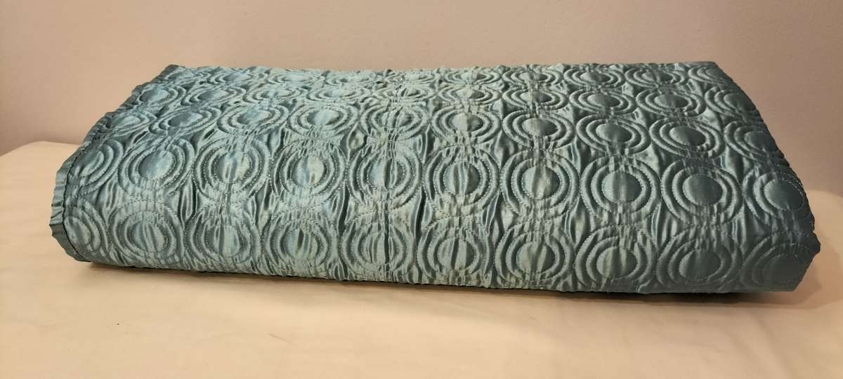 Magnificent Superior Quality Extra Large 2.5m x 2.5m Super King Comforter/Bed Cover (Nr1)