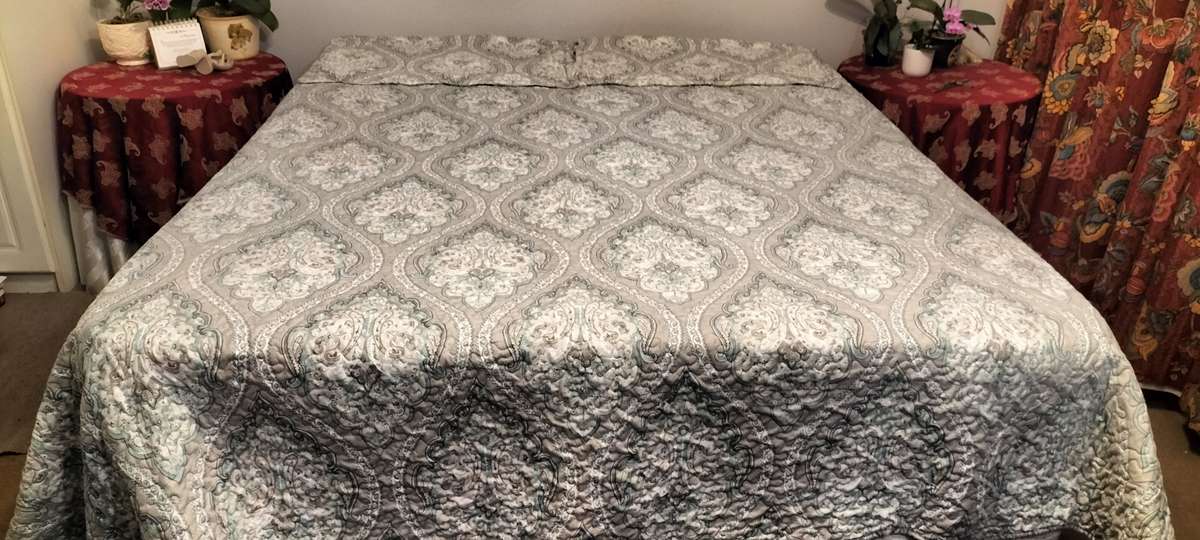 Magnificent Volpes Superior Quality 2.2m x 2.3m King Comforter/Bed Cover with Pillow Cases (Nr2)