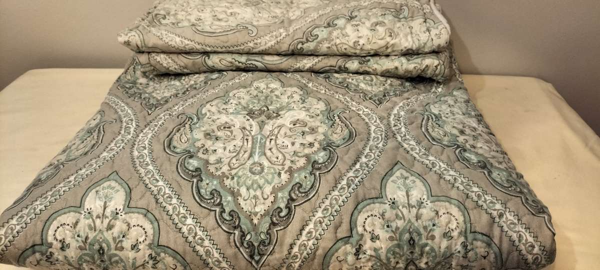 Magnificent Volpes Superior Quality 2.2m x 2.3m King Comforter/Bed Cover with Pillow Cases (Nr2)