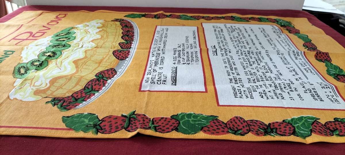 Stunning "The Great New Zealand "Pavlova" Tea Tray/Table/Kitchen Cloth