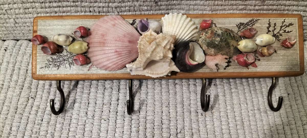 Very Well Made Circa 1980 Shell Decorated 5 Place Key Rack