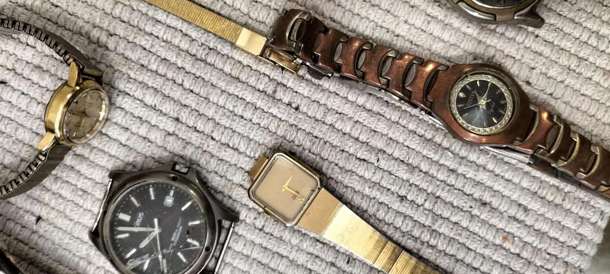 A Collection of 17 Watches (READ DESCRIPTION).