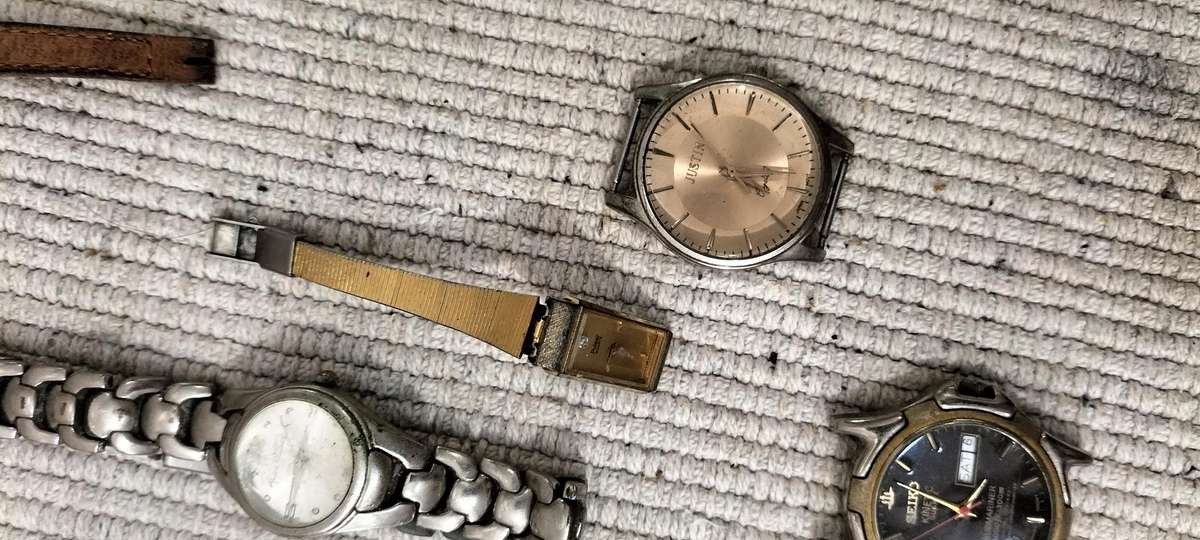 A Collection of 17 Watches (READ DESCRIPTION).