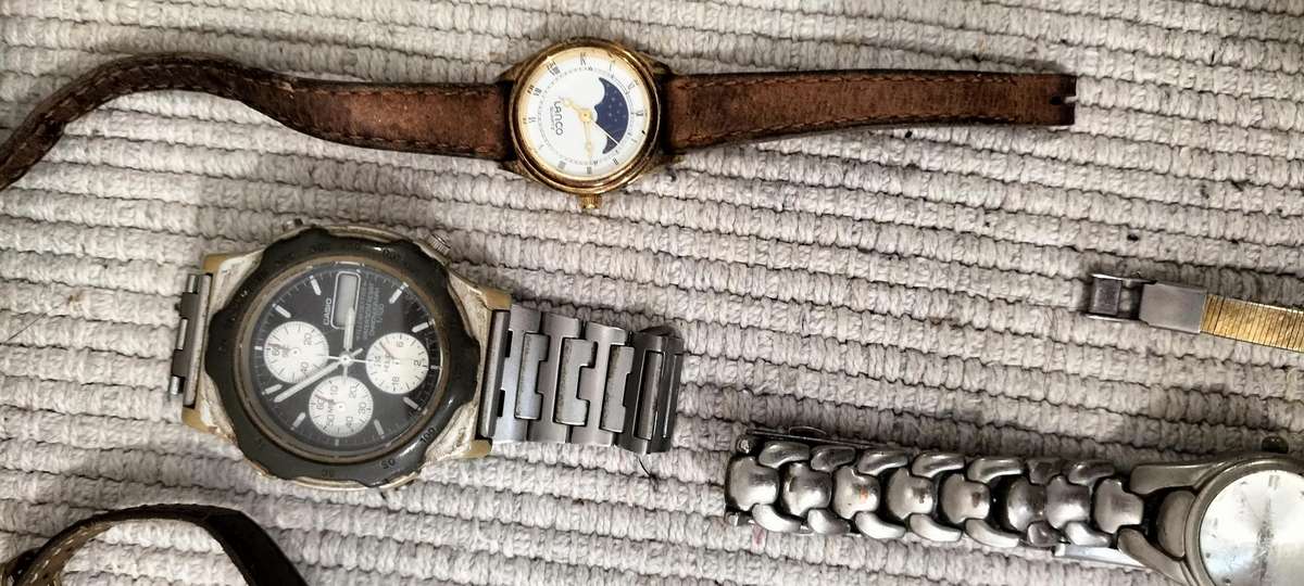 A Collection of 17 Watches (READ DESCRIPTION).