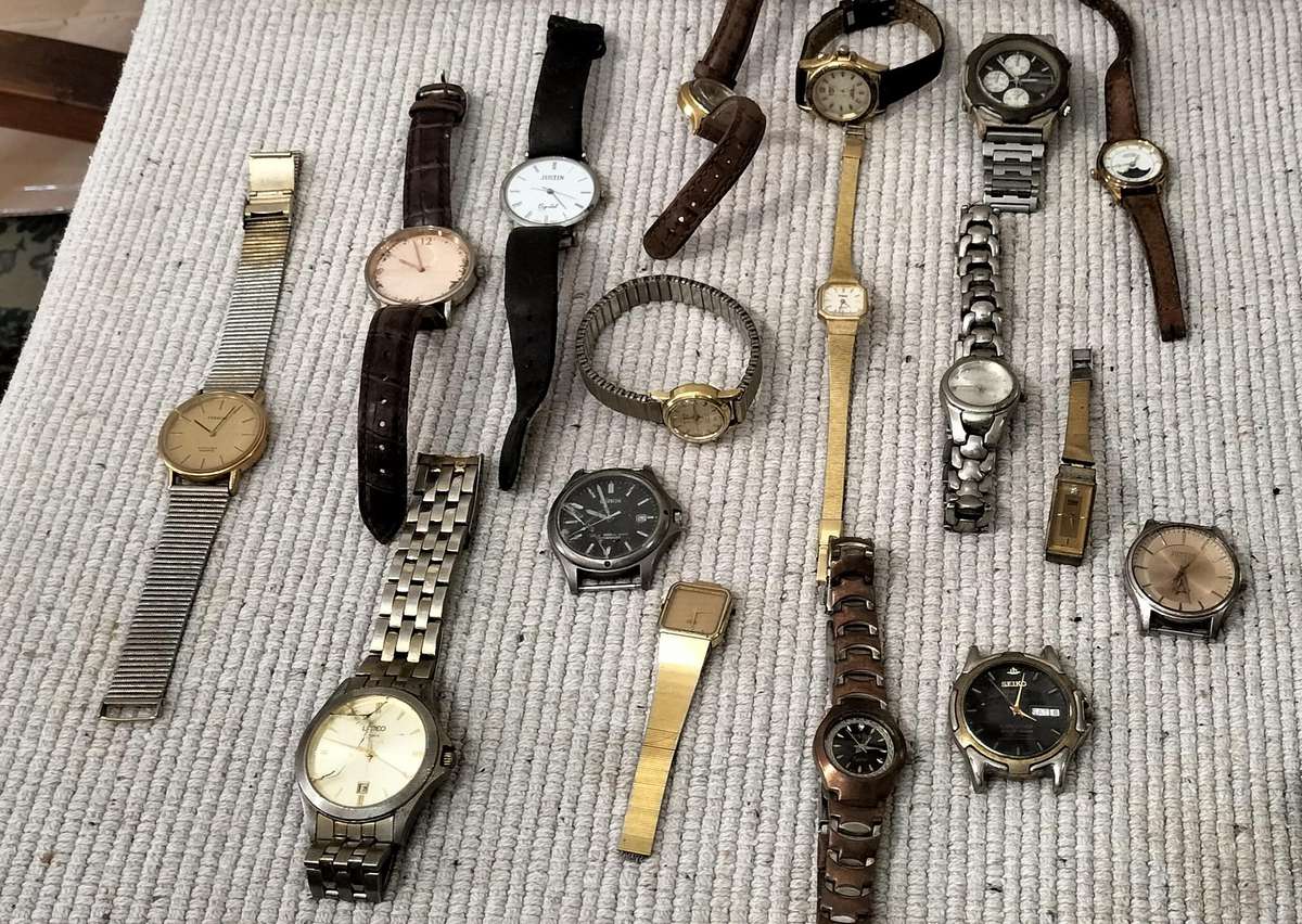 A Collection of 17 Watches (READ DESCRIPTION).