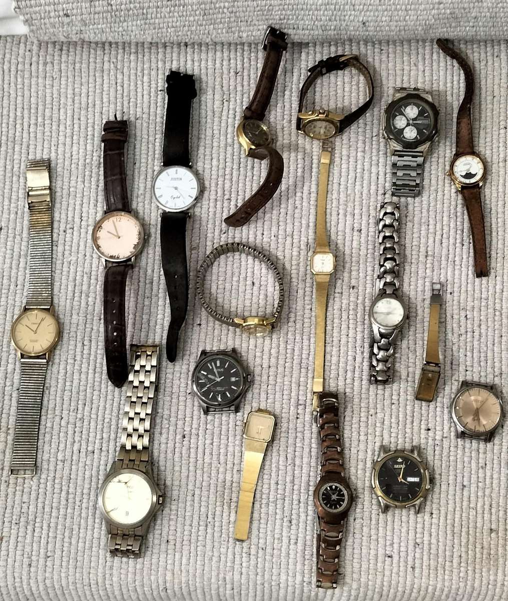 A Collection of 17 Watches (READ DESCRIPTION).