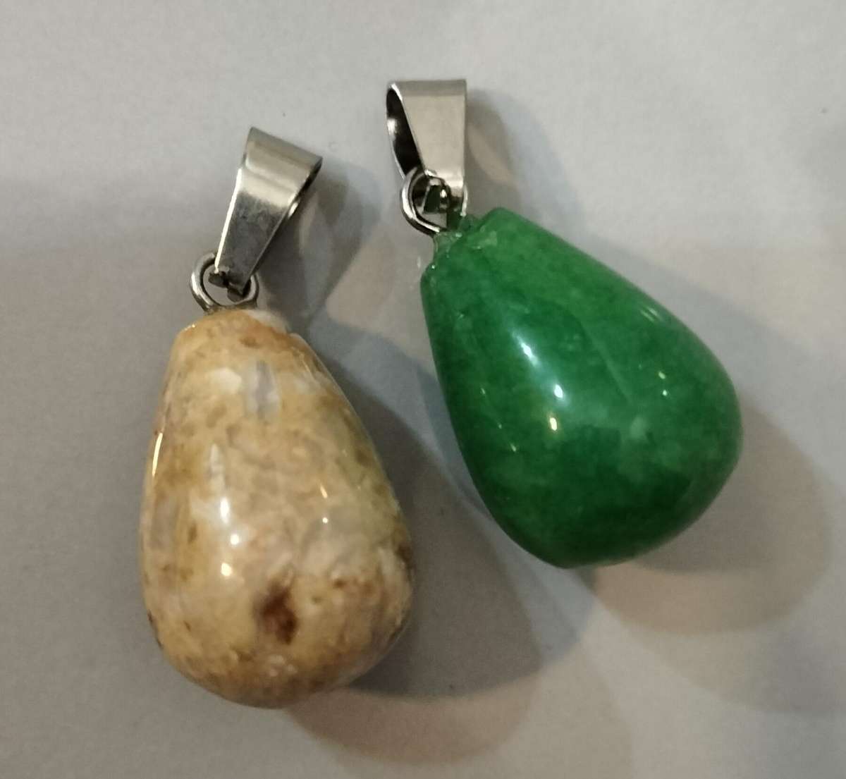 Set of 2 Beautiful Semi-Precious Stone Pendants. (nr16)