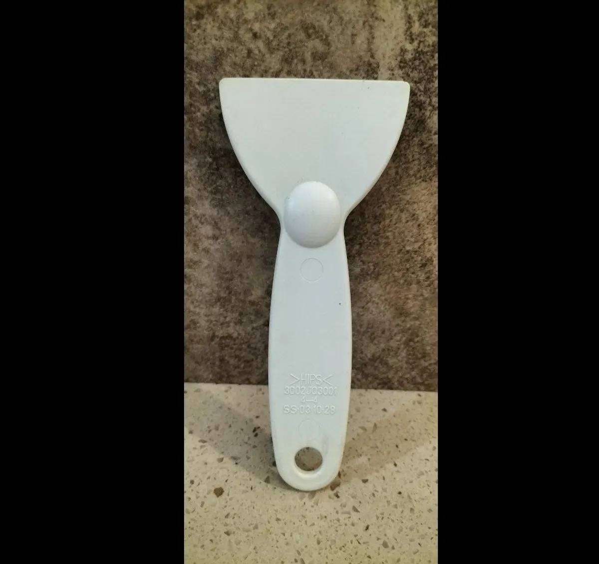 Strong Plastic Ice Scraper to Remove Ice from Fridge/Freezer.