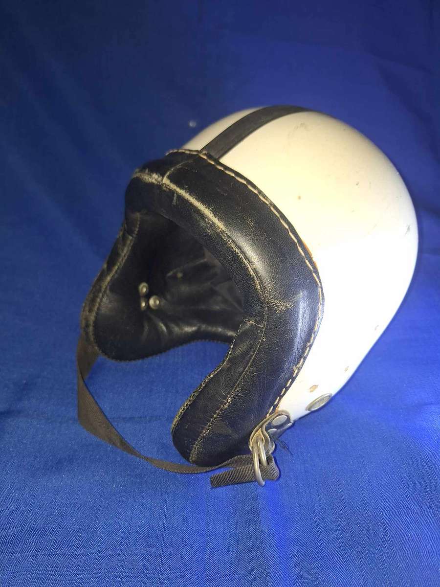 Freefall helmet used by the Recces and Parabats - St Christophe