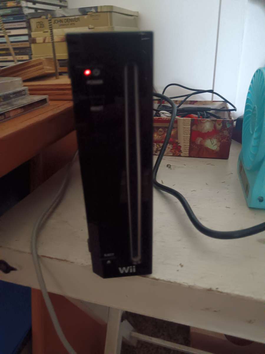 Nitendo Wii Console + Sensor Bar + Power Supply + FIFA 12 Game