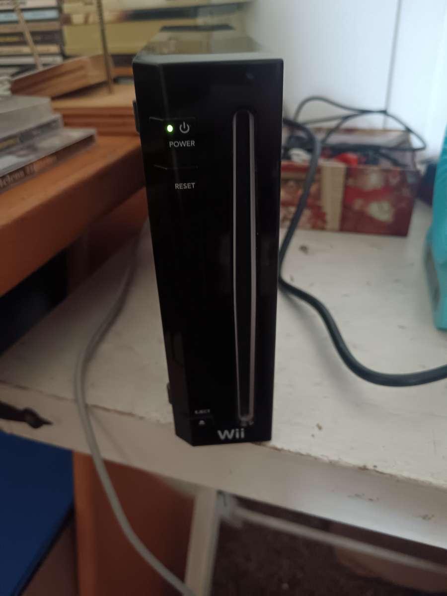 Nitendo Wii Console + Sensor Bar + Power Supply + FIFA 12 Game