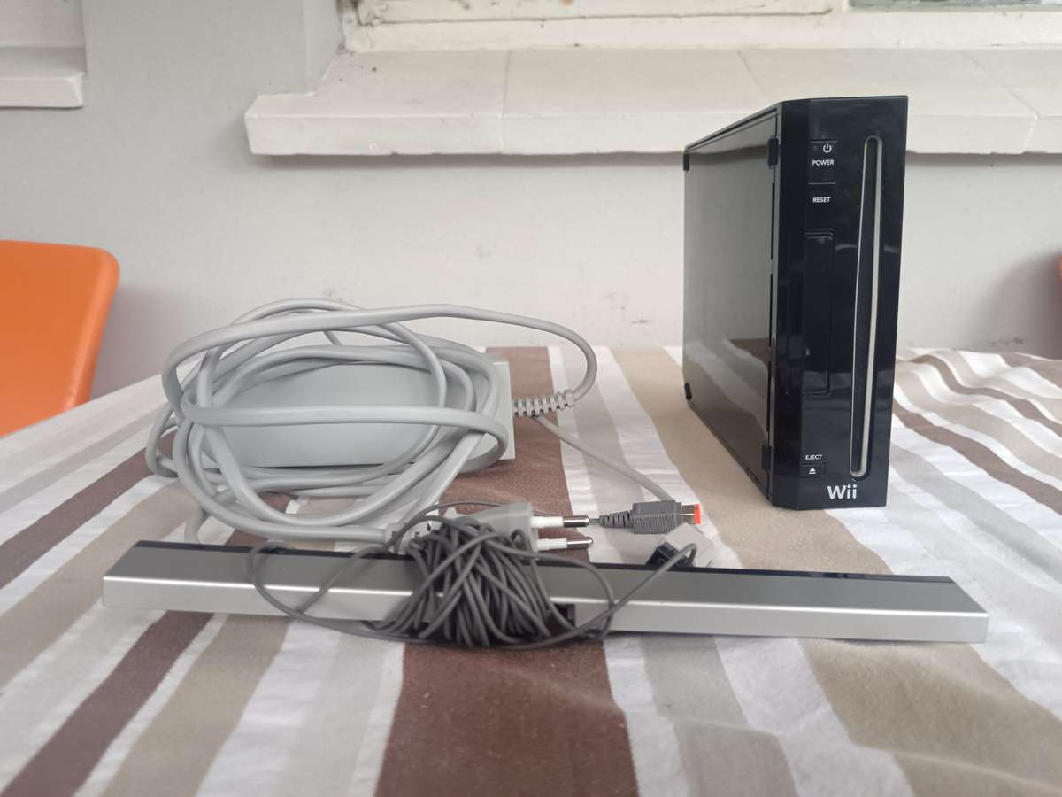 Nitendo Wii Console + Sensor Bar + Power Supply + FIFA 12 Game