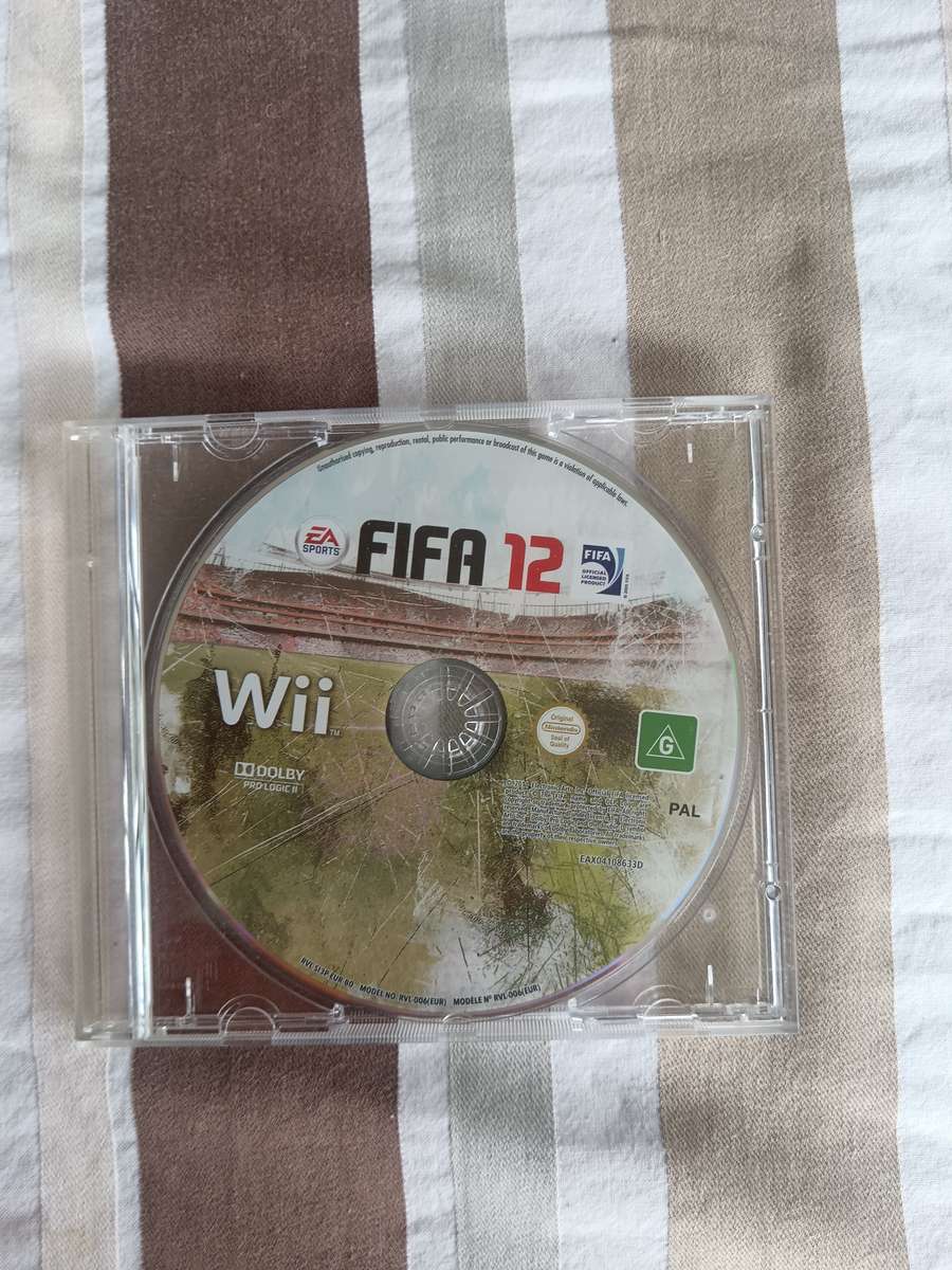 Nitendo Wii Console + Sensor Bar + Power Supply + FIFA 12 Game