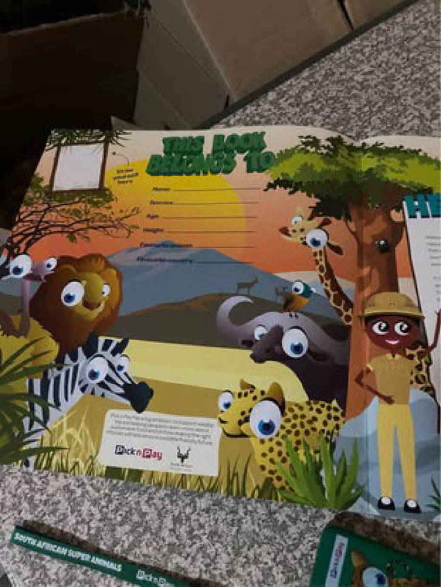 Super Animal Cards complete Album and reader with bonus extra cards