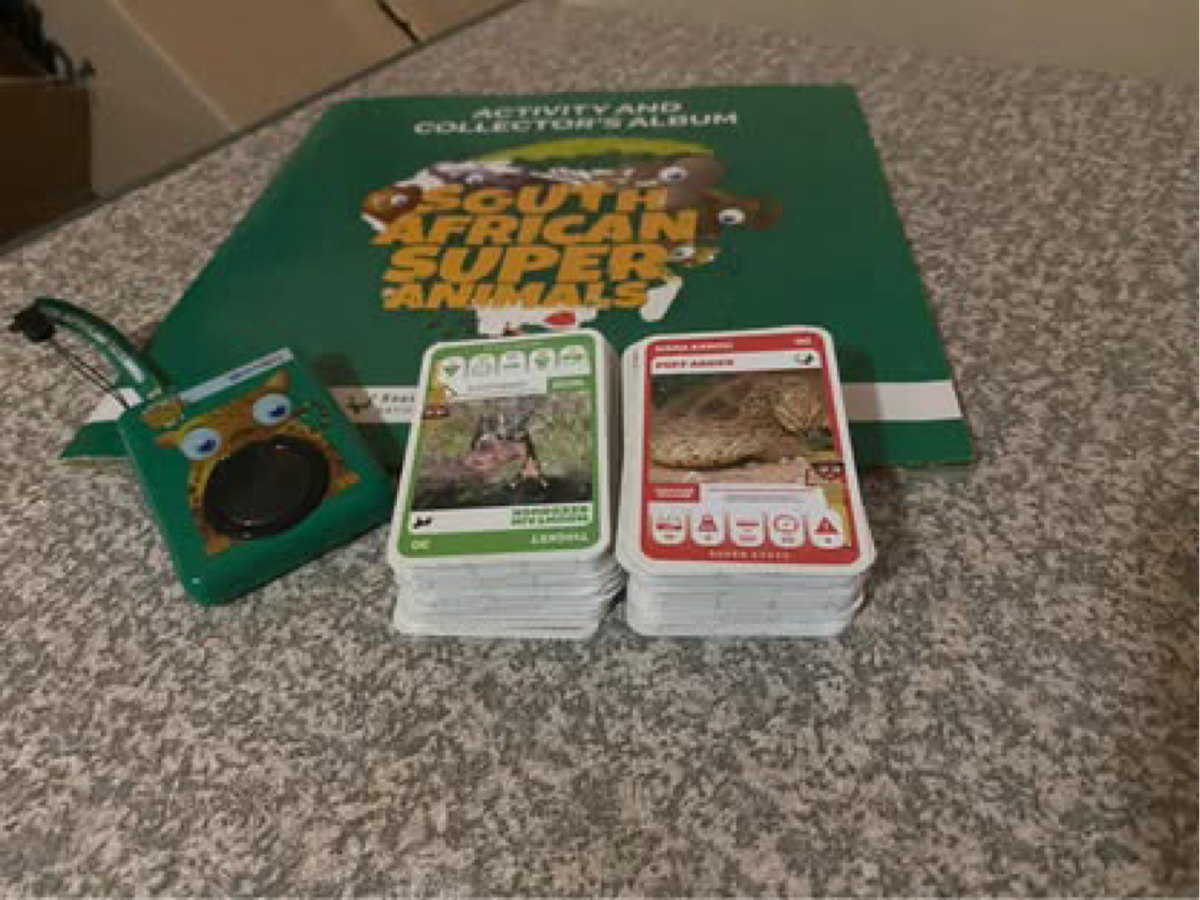 Super Animal Cards complete Album and reader with bonus extra cards