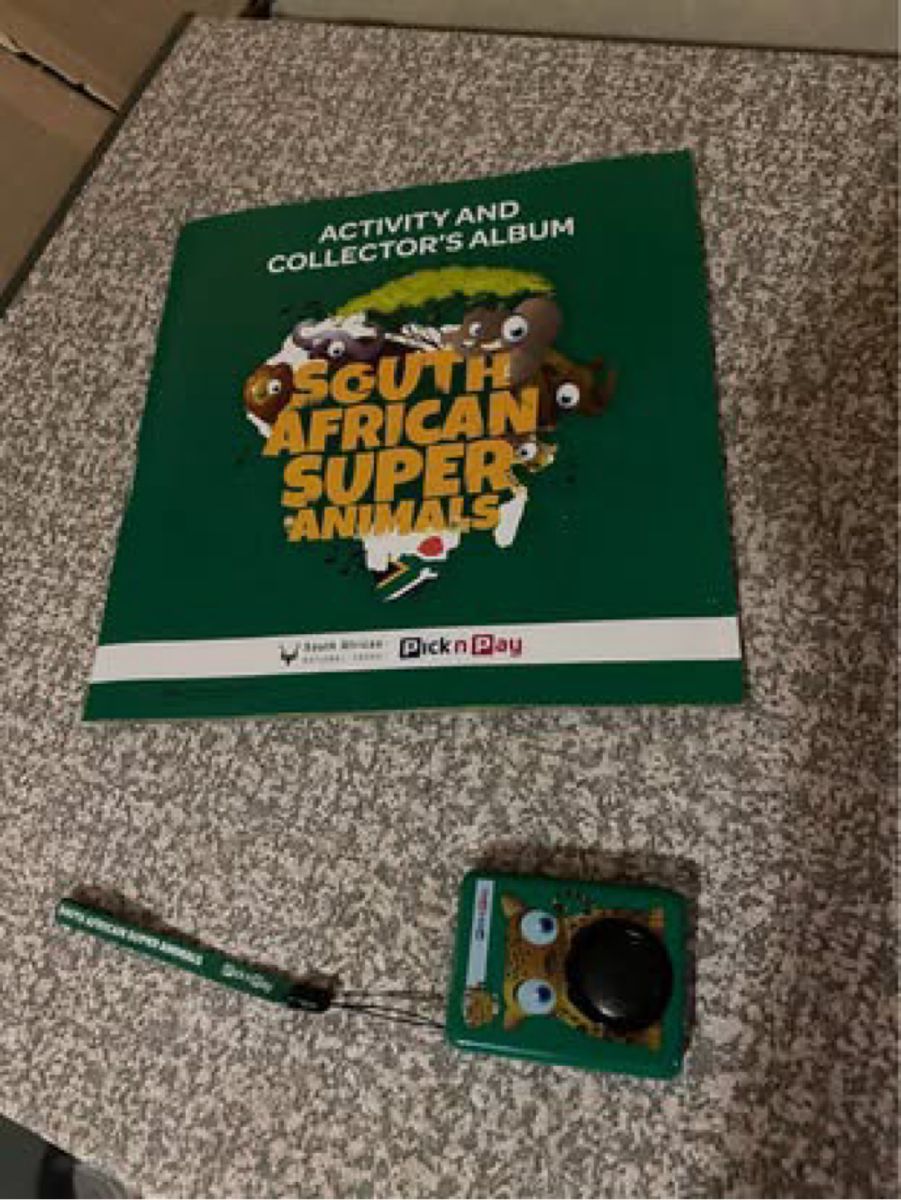 Super Animal Cards complete Album and reader with bonus extra cards