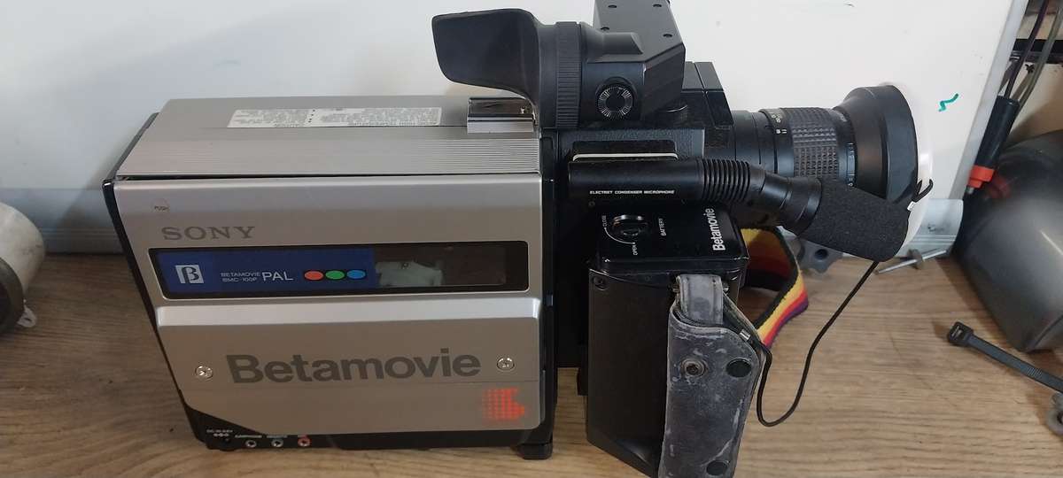 Vintage Sony Betamovie BMC-100P VIDEO CAMERA in box with batteries