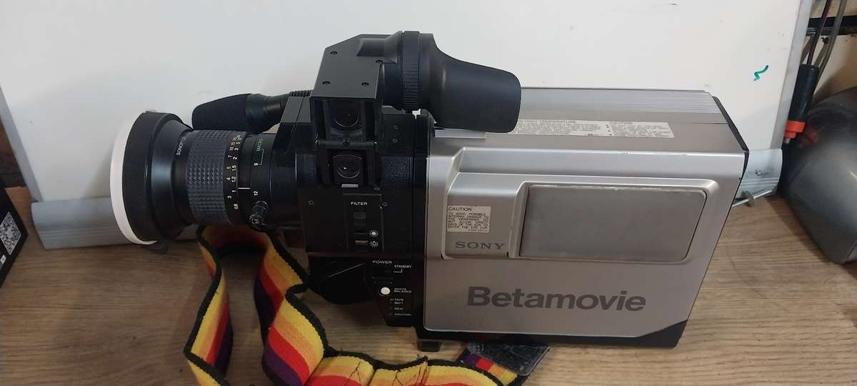 Vintage Sony Betamovie BMC-100P VIDEO CAMERA in box with batteries