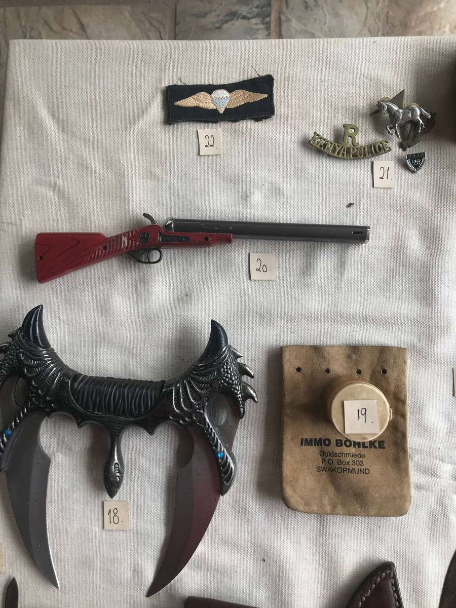 MILITARY ITEMS - EX-RHODESIAN LIGHT INFANTRY SOLDIER'S SMALL COLLECTION PLUS OTHER *CRAZY R1 START*