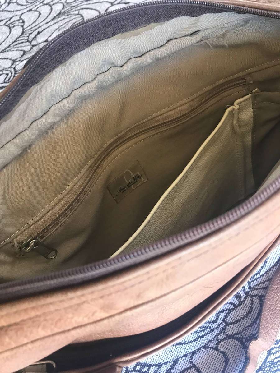 * LADIES SHOULDER BAG * FULL LEATHER * TAN COLOUR * A MUST VIEW * CRAZY R1 START *