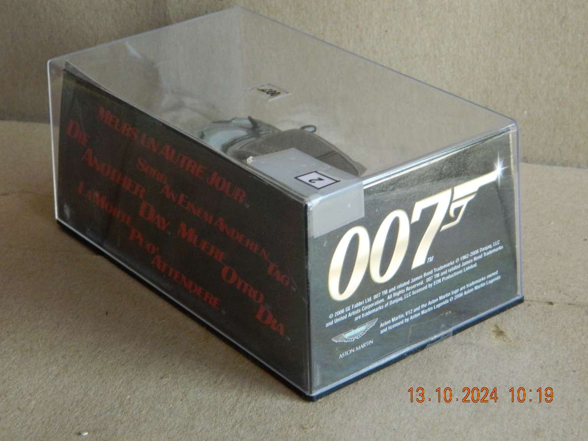 UNIVERSAL HOBBIES -  JAMES BOND 007 -  ASTON MARTIN V12 VANQUISH  -  DIE ANOTHER DAY