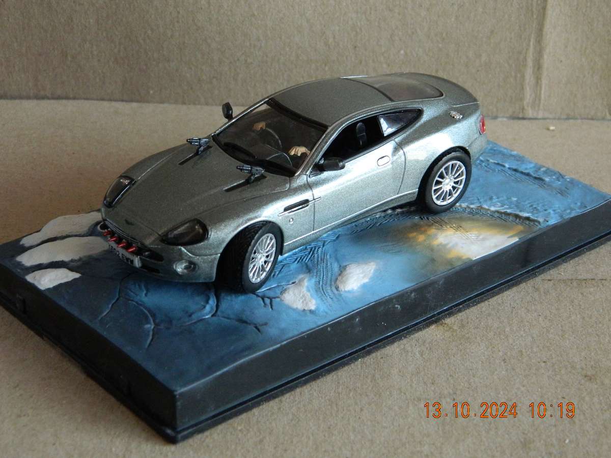UNIVERSAL HOBBIES -  JAMES BOND 007 -  ASTON MARTIN V12 VANQUISH  -  DIE ANOTHER DAY