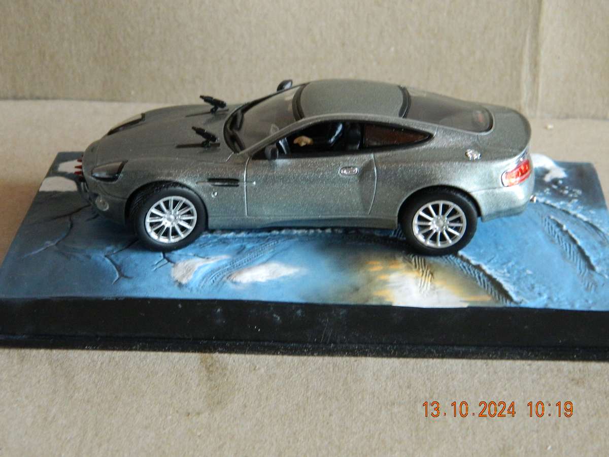 UNIVERSAL HOBBIES -  JAMES BOND 007 -  ASTON MARTIN V12 VANQUISH  -  DIE ANOTHER DAY