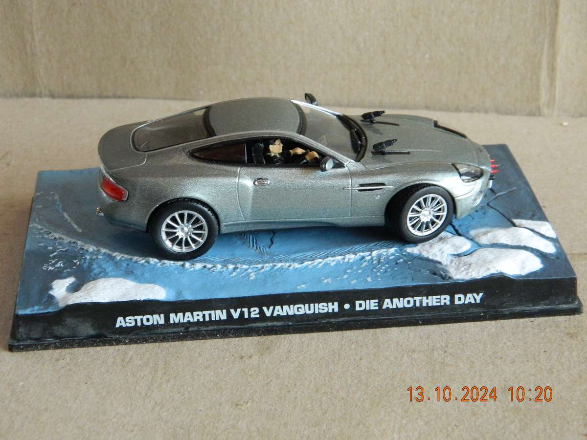 UNIVERSAL HOBBIES -  JAMES BOND 007 -  ASTON MARTIN V12 VANQUISH  -  DIE ANOTHER DAY