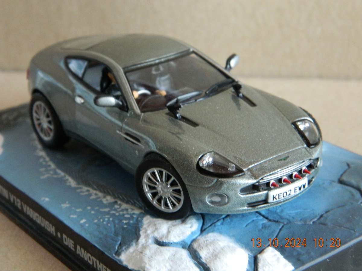 UNIVERSAL HOBBIES -  JAMES BOND 007 -  ASTON MARTIN V12 VANQUISH  -  DIE ANOTHER DAY